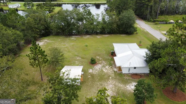 a view of a back yard