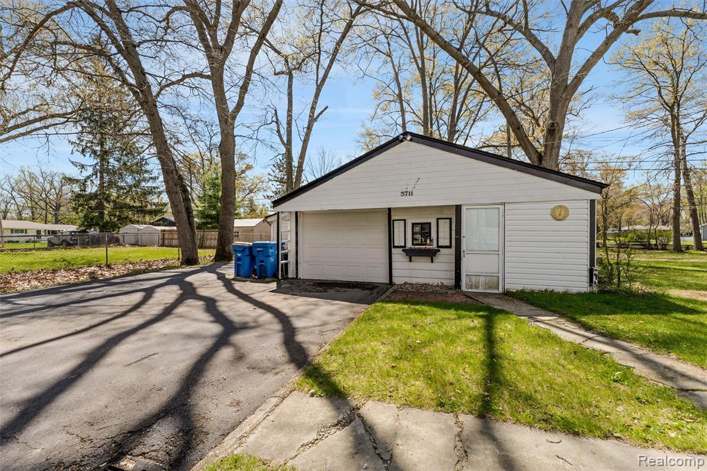 5711 Crescent Road Waterford, MI 48327 - Photo 34 of 39 Gallery Image 34