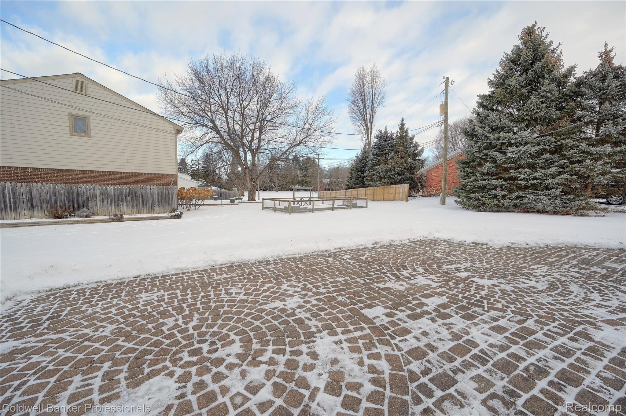 5050 Commerce Road West Bloomfield, MI 48324 - Photo 34 of 43 Back yard