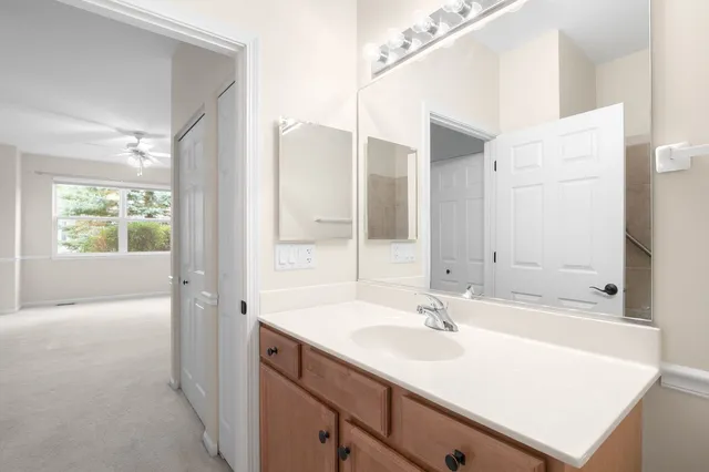 $299,990 | 272 Enfield Lane, Grayslake, IL 60030