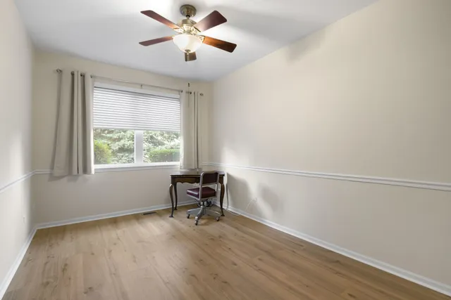 $299,990 | 272 Enfield Lane, Grayslake, IL 60030