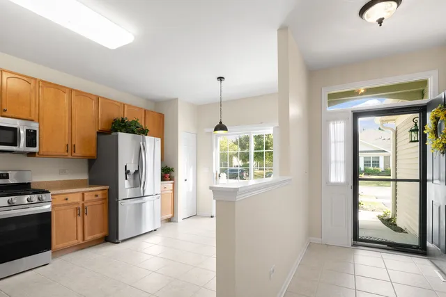 $299,990 | 272 Enfield Lane, Grayslake, IL 60030