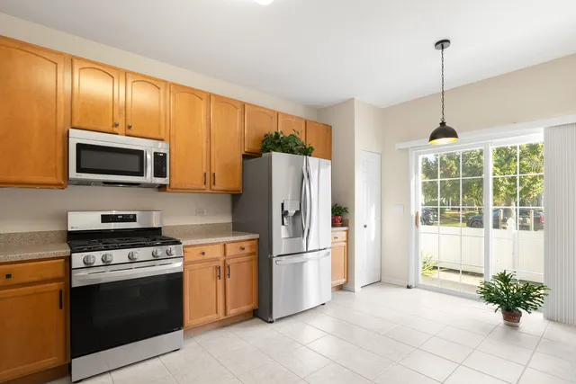 $299,990 | 272 Enfield Lane, Grayslake, IL 60030