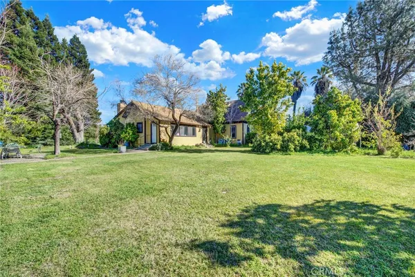 a house view with garden space
