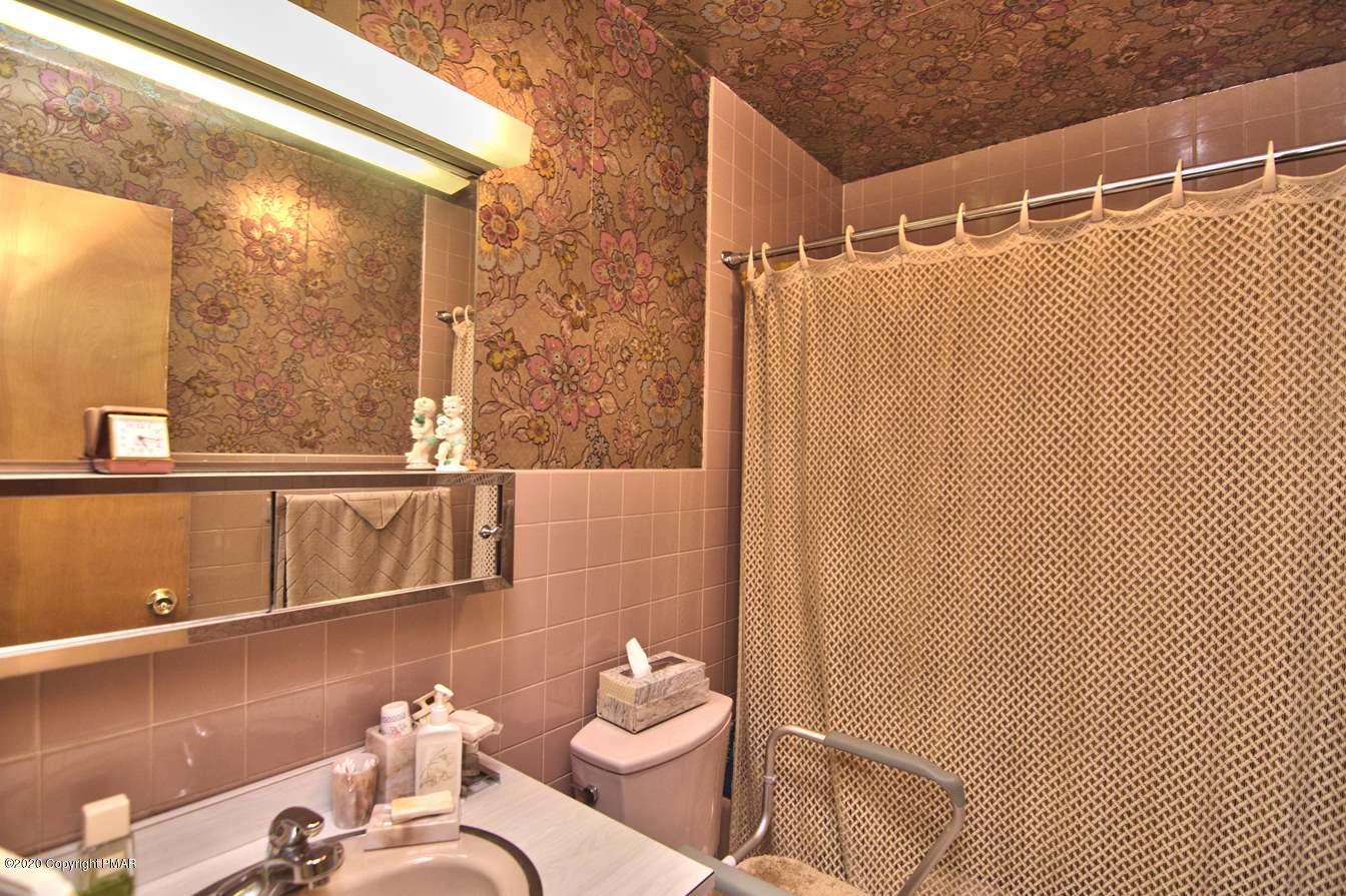 121 Summit Road Swiftwater, PA 18370 - Photo 28 of 84 MAin Bathroom