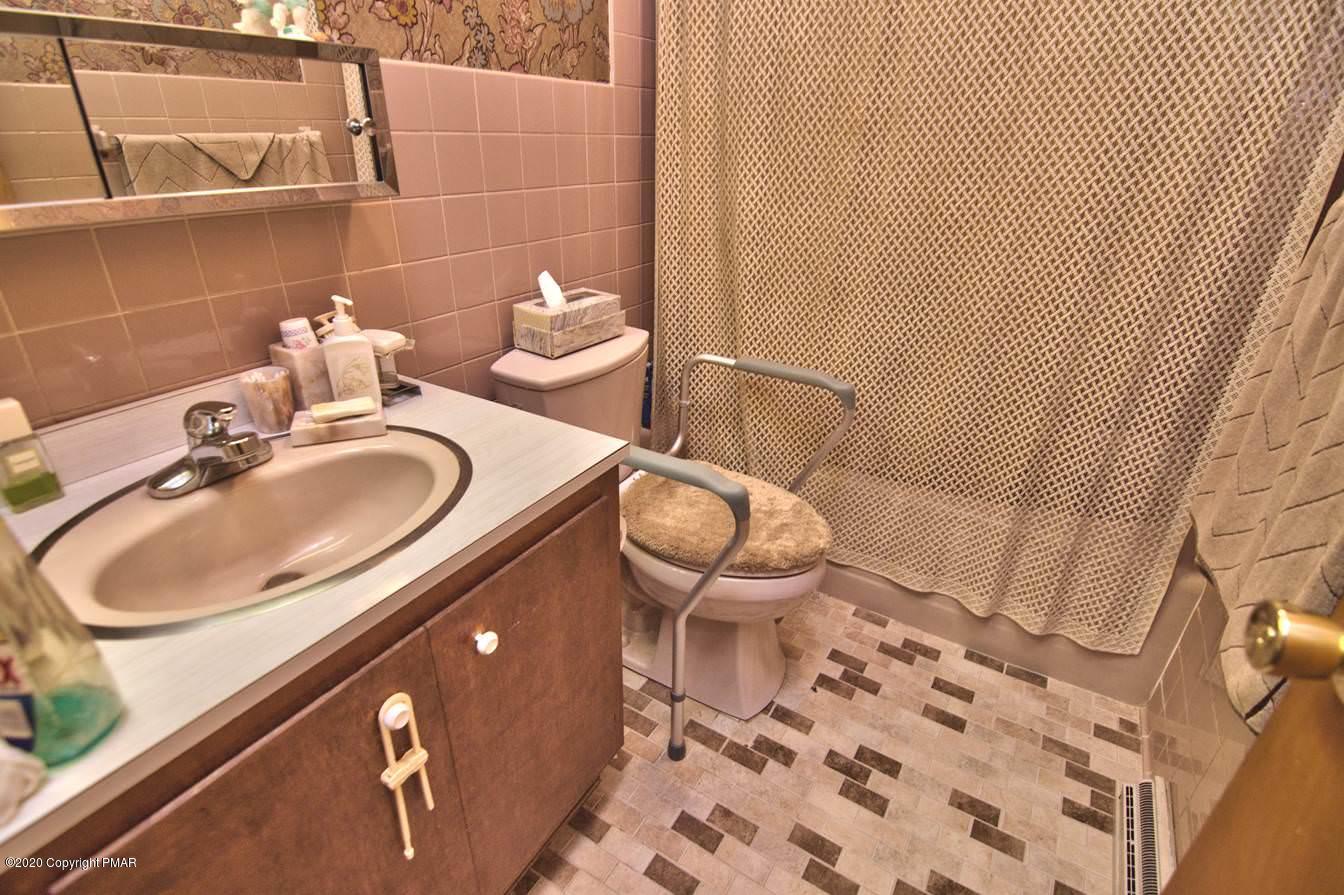 121 Summit Road Swiftwater, PA 18370 - Photo 29 of 84 Main Bathroom