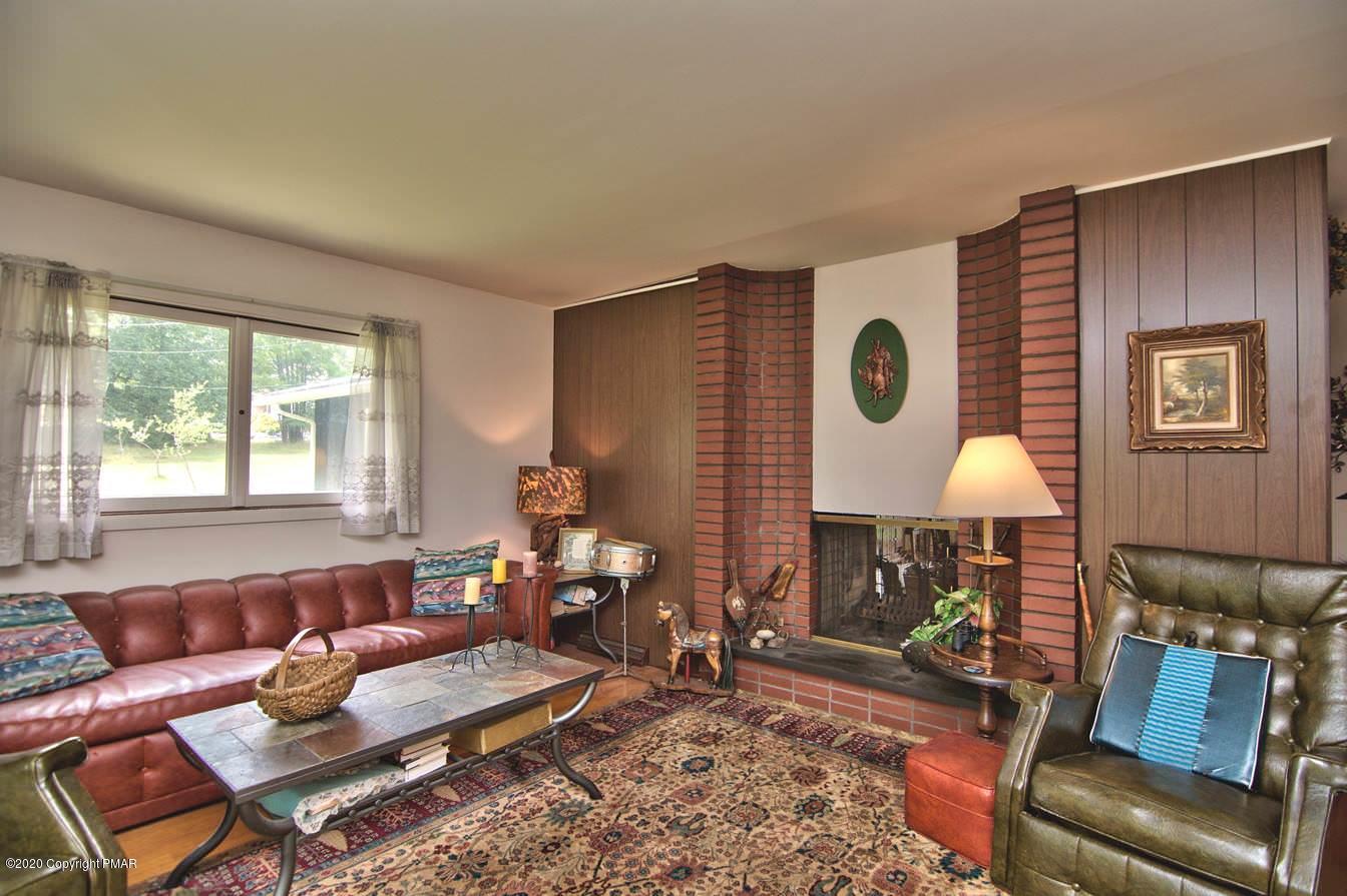 121 Summit Road Swiftwater, PA 18370 - Photo 8 of 84 Family room
