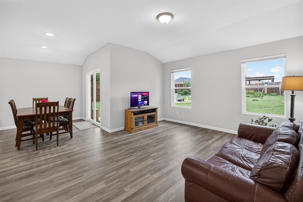 901 East 3rd Street Springtown, TX 76082 - Photo 8 of 38