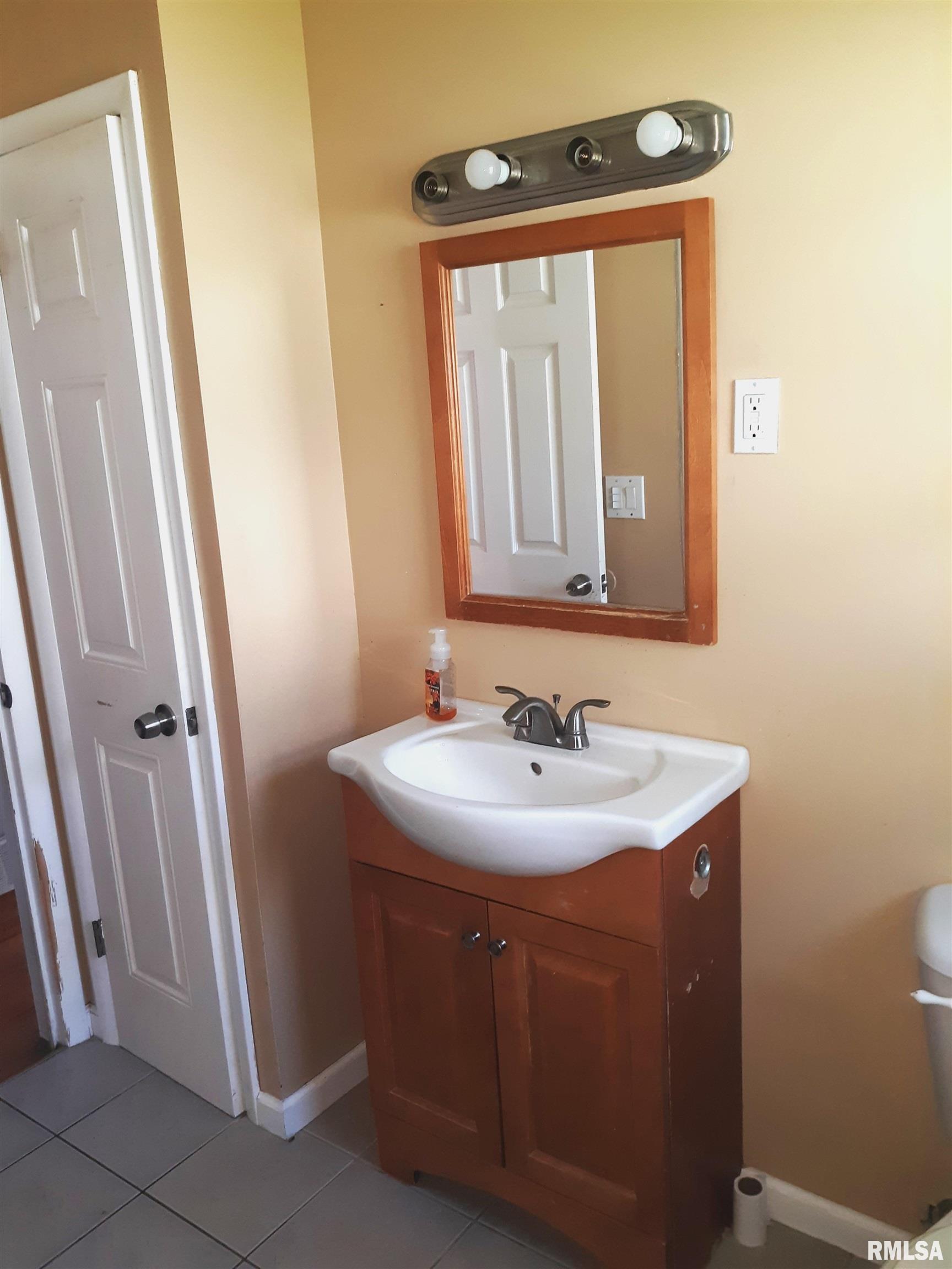 309 19th Place Clinton, IA 52732 - Photo 5 of 5 Gallery Image 5
