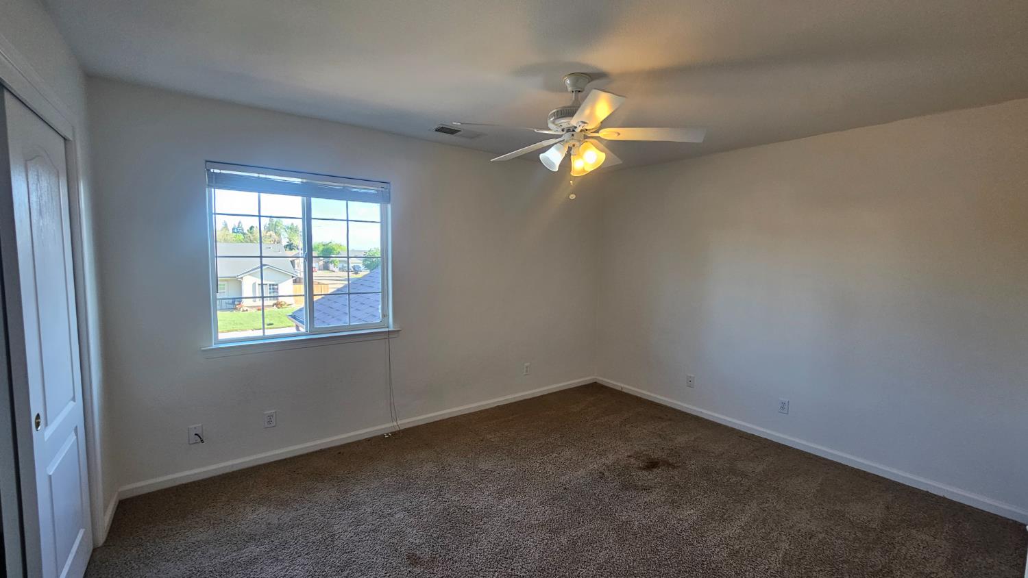 580 West Sunset Street Kingsburg, CA 93631 - Photo 6 of 12 an empty room with a window and ceiling fan