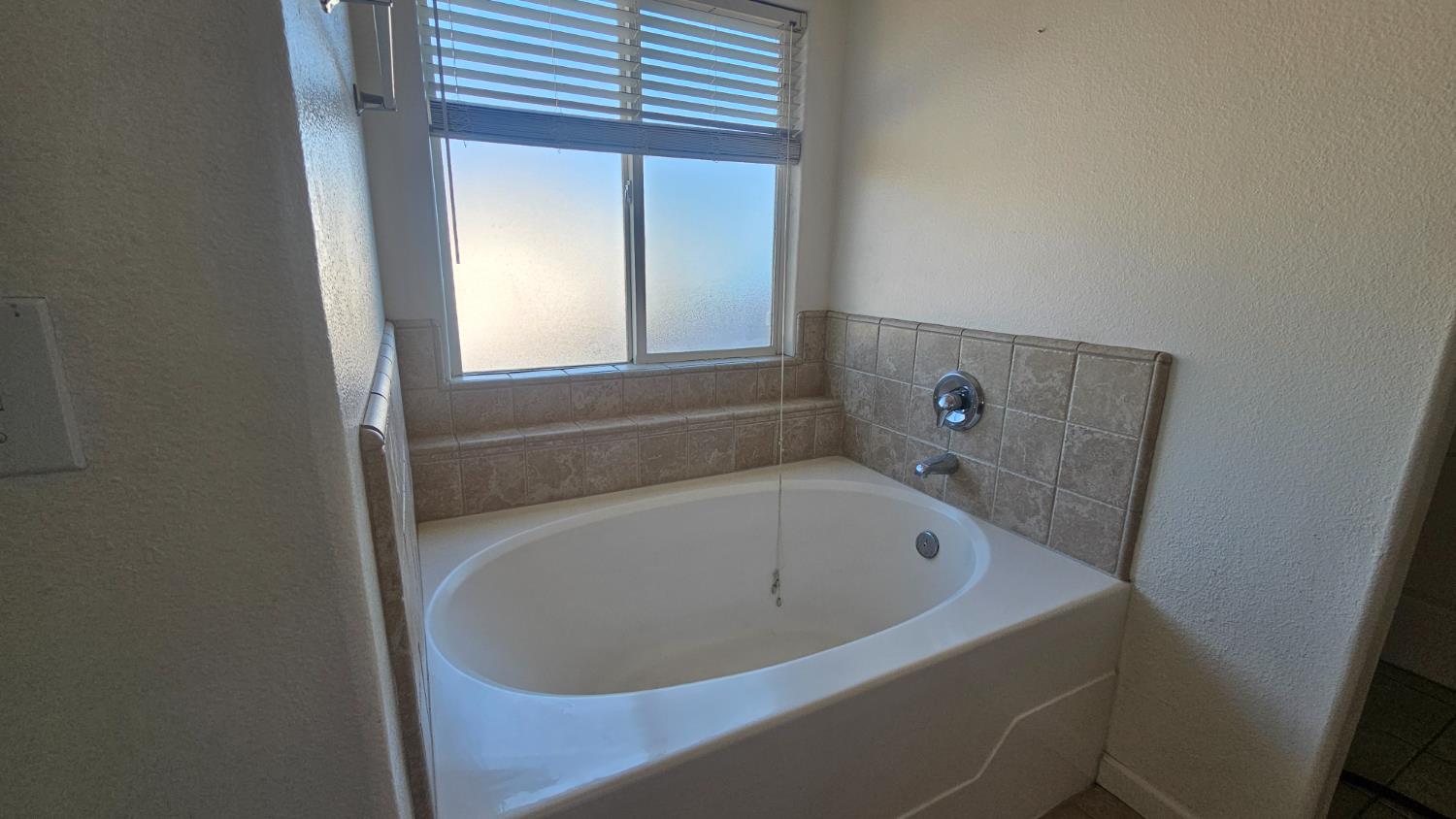 580 West Sunset Street Kingsburg, CA 93631 - Photo 9 of 12 a bathroom with a bathtub