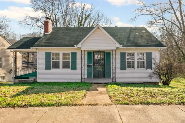 a view of a house with a yard