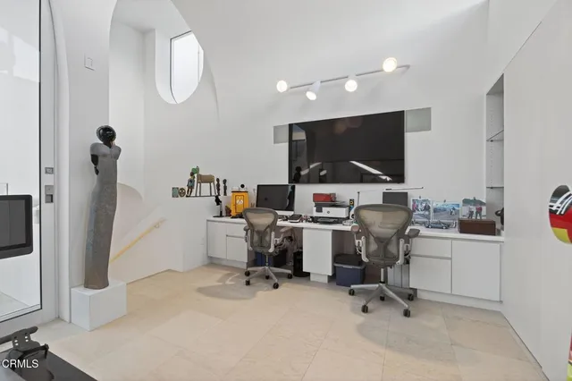 a picture of a wall with a white wall