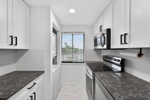 $2,100 | 2828 Tennis Club Drive, Unit 403, West Palm Beach, FL 33417