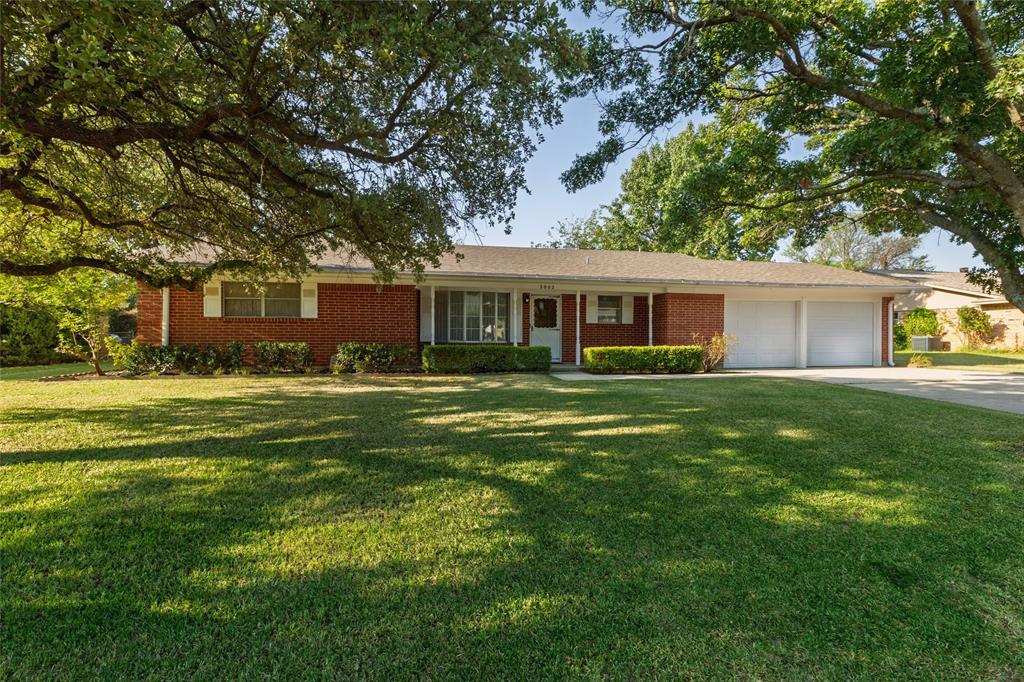 2002 Redbud Street Gainesville, TX 76240 - Photo 1 of 39 Gallery Image 1