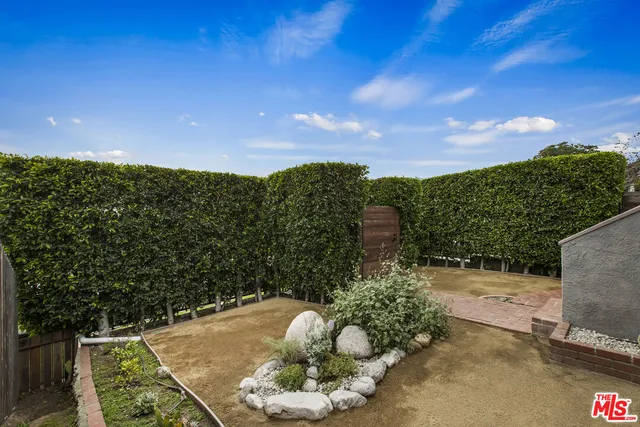 a view of a back yard