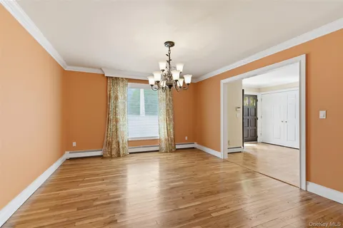 $1,700,000 | 20 Hemingway Drive, Dix Hills, NY 11746