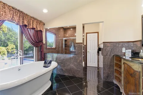 $1,700,000 | 20 Hemingway Drive, Dix Hills, NY 11746