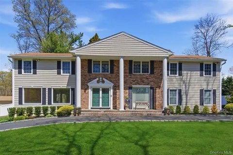 $1,700,000 | 20 Hemingway Drive, Dix Hills, NY 11746