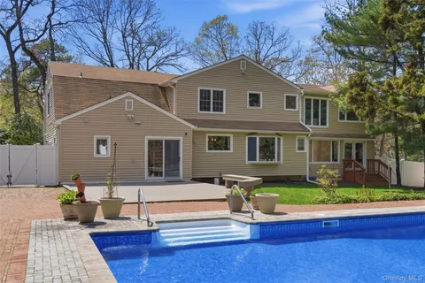 $1,700,000 | 20 Hemingway Drive, Dix Hills, NY 11746