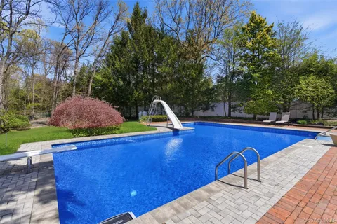 $1,700,000 | 20 Hemingway Drive, Dix Hills, NY 11746