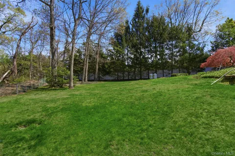 $1,700,000 | 20 Hemingway Drive, Dix Hills, NY 11746