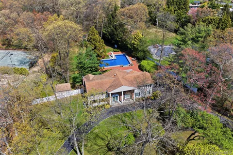 $1,700,000 | 20 Hemingway Drive, Dix Hills, NY 11746