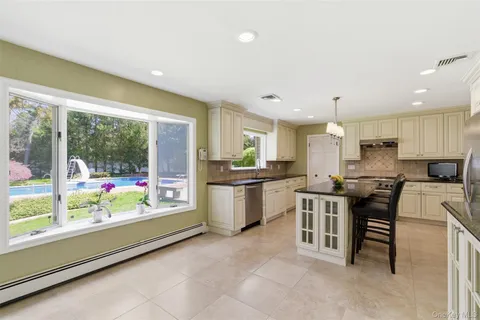 $1,700,000 | 20 Hemingway Drive, Dix Hills, NY 11746