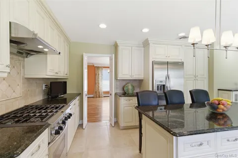 $1,700,000 | 20 Hemingway Drive, Dix Hills, NY 11746