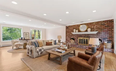$1,700,000 | 20 Hemingway Drive, Dix Hills, NY 11746