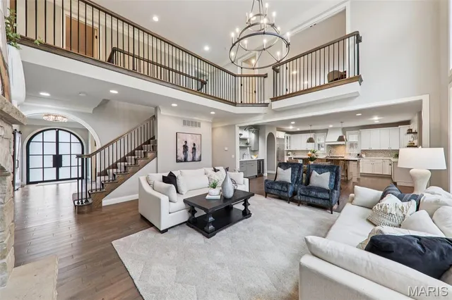 $2,000,000 | 115 Ladue Pine Woods Place, St. Louis, MO 63141