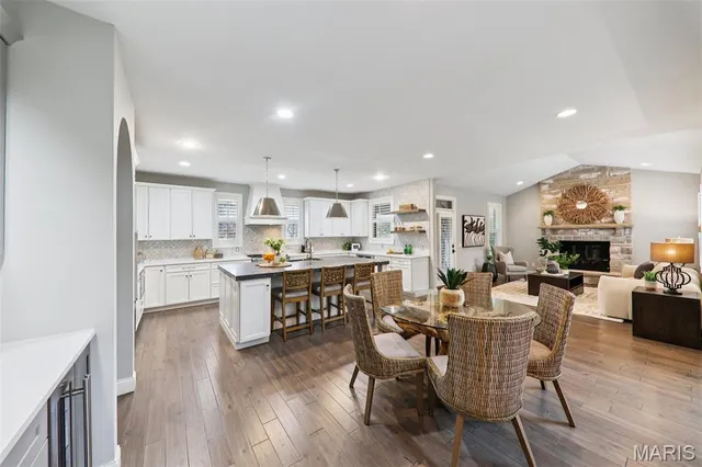 $2,000,000 | 115 Ladue Pine Woods Place, St. Louis, MO 63141