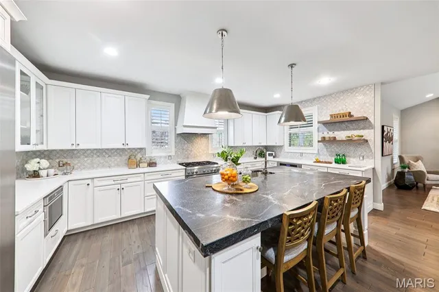 $2,000,000 | 115 Ladue Pine Woods Place, St. Louis, MO 63141