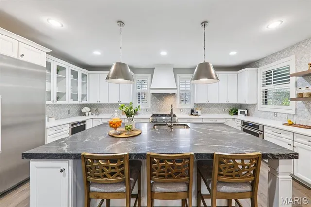 $2,000,000 | 115 Ladue Pine Woods Place, St. Louis, MO 63141