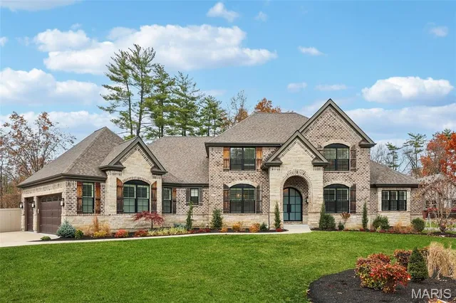$2,000,000 | 115 Ladue Pine Woods Place, St. Louis, MO 63141