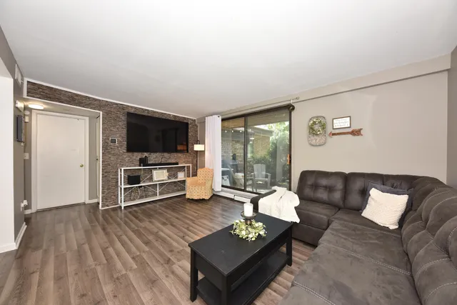 $85,900 | 8643 North Servite Drive, Unit 112, Milwaukee, WI 53223