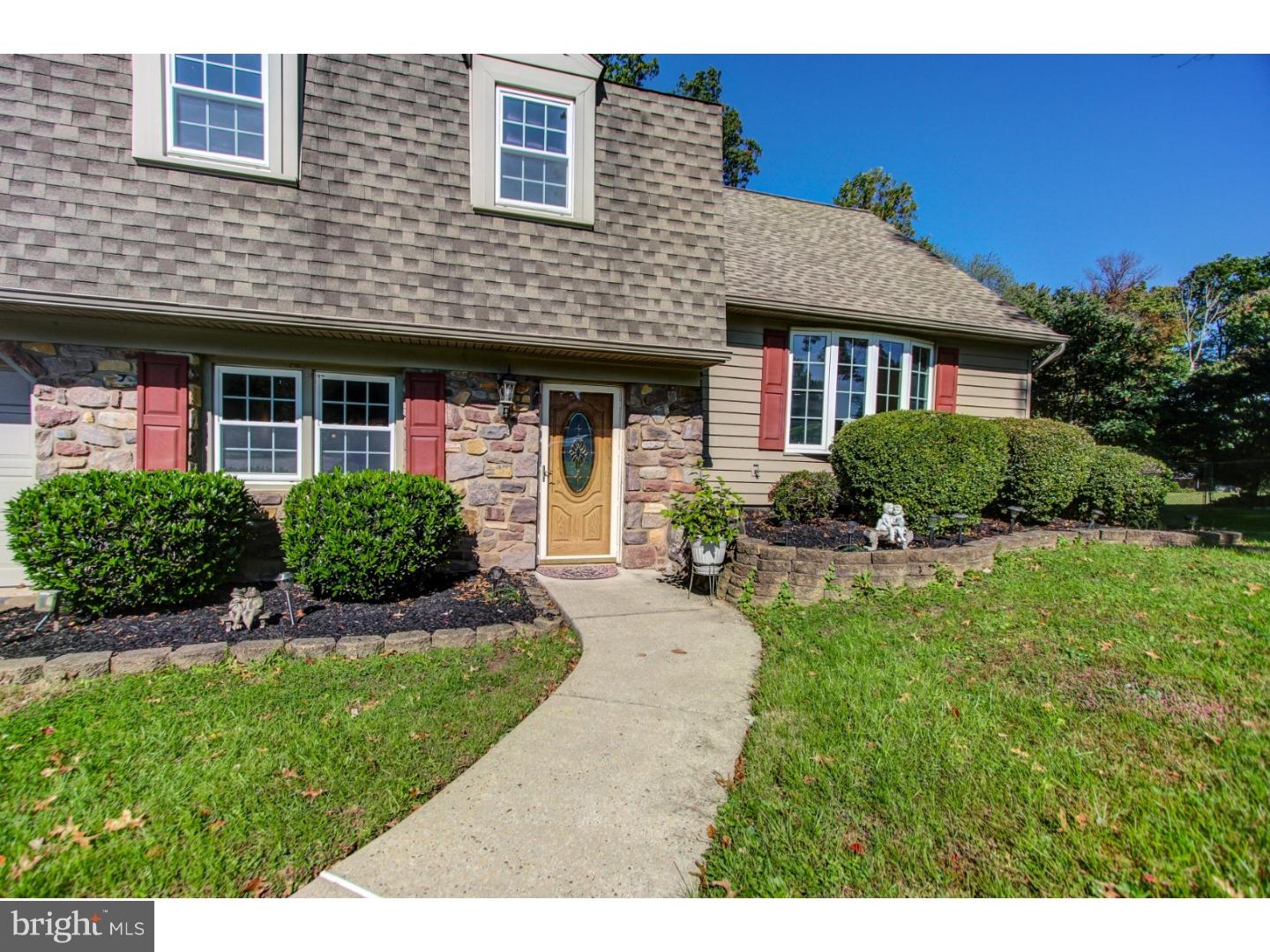 964 Lavera Road Warminster, PA 18974 - Photo 2 of 25 Exterior Front