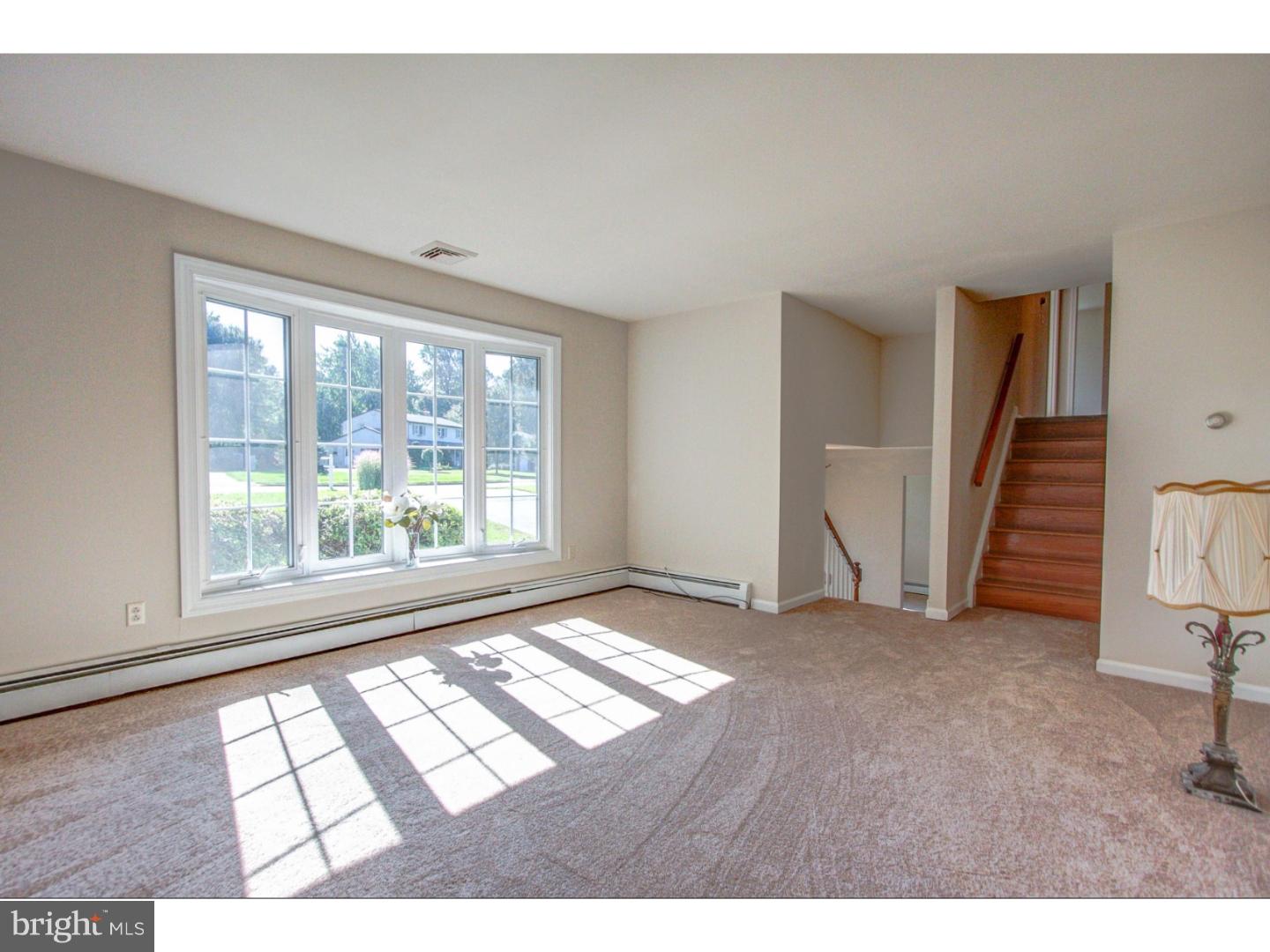 964 Lavera Road Warminster, PA 18974 - Photo 5 of 25 Living Room