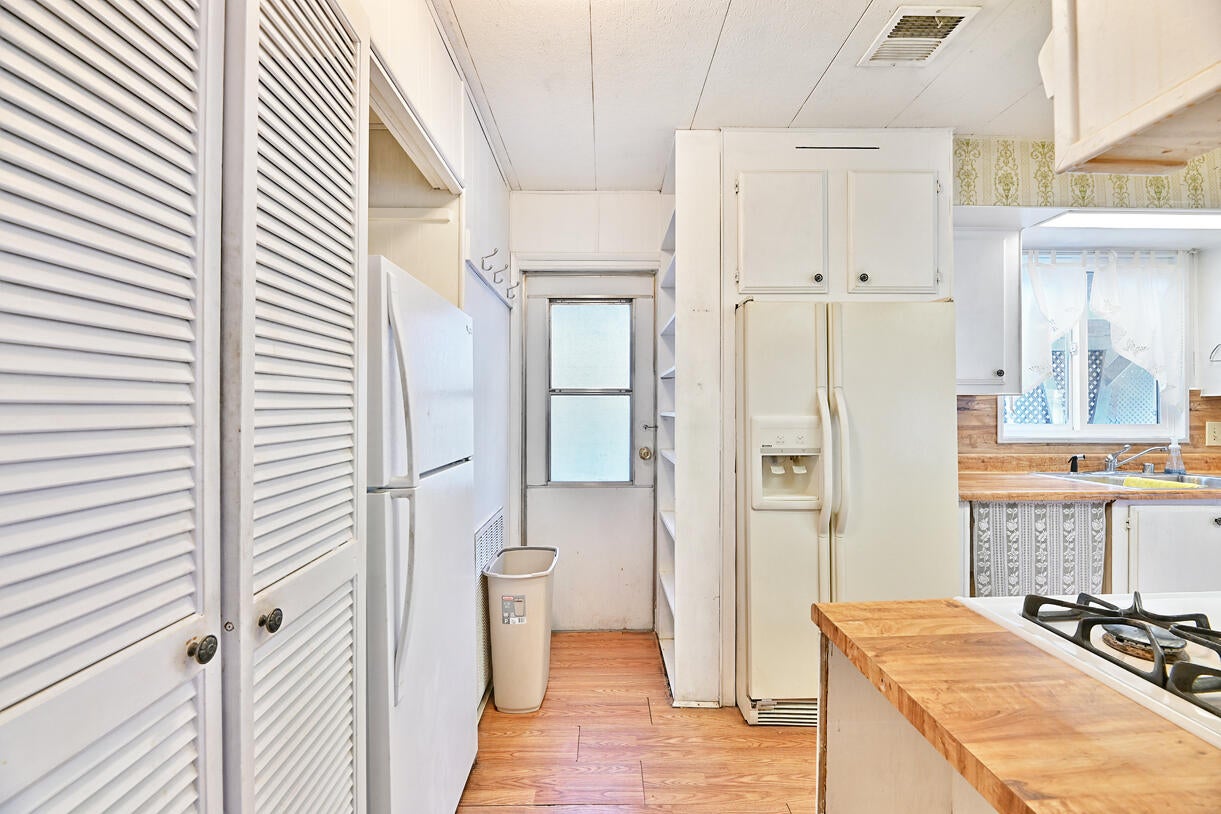 2252 Table Rock Road, Unit 59 Medford, OR 97501 - Photo 9 of 19 09 Back Door and Pantry