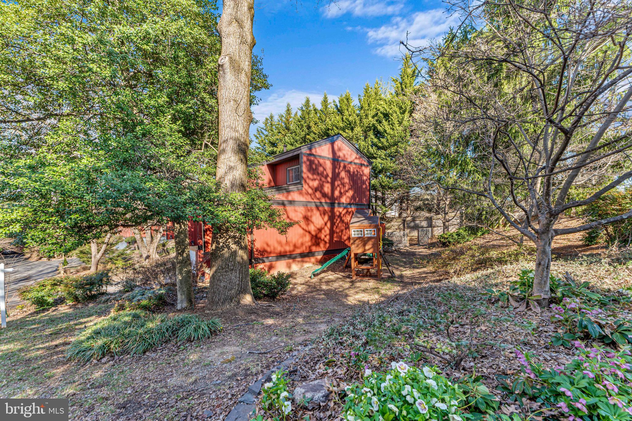 7512 Rolling Road Springfield, VA 22153 - Photo 31 of 32 a backyard of a house with lots of green space