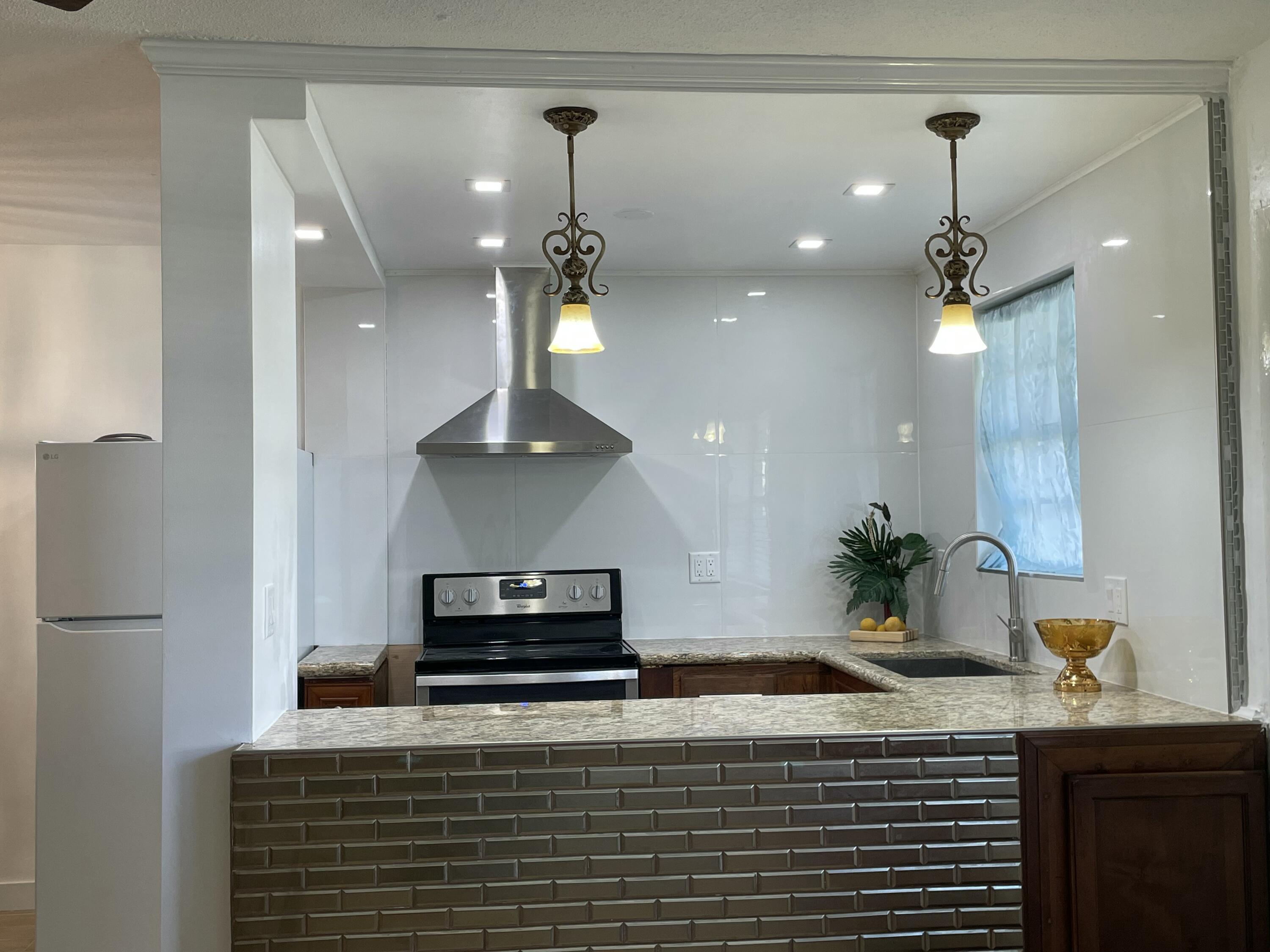 30 Southeast 13th Street, Unit A2 Boca Raton, FL 33432 - Photo 3 of 26 Kitchen