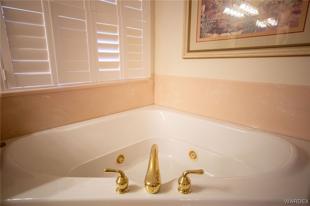 2660 Pegasus Ranch Road Bullhead City, AZ 86429 - Photo 25 of 57 a bathroom with a tub