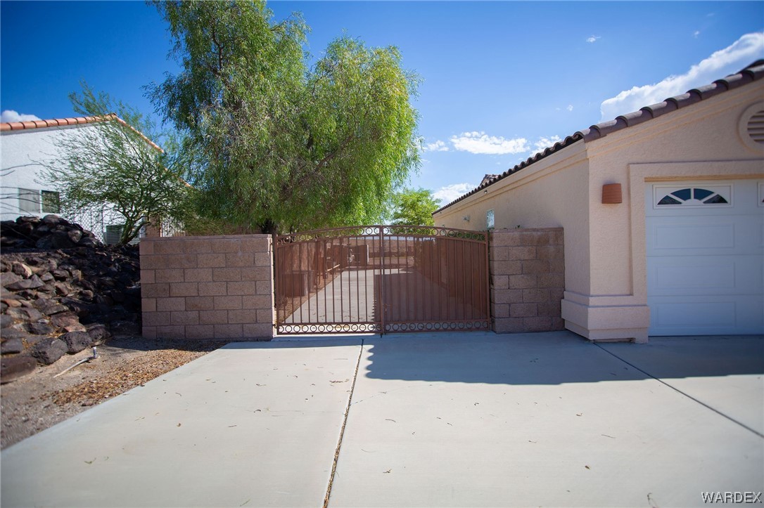 2660 Pegasus Ranch Road Bullhead City, AZ 86429 - Photo 49 of 57 a view of a house with a wooden fence