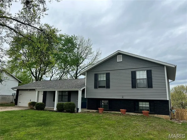 $309,900 | 158 Universal Drive, St. Peters, MO 63376