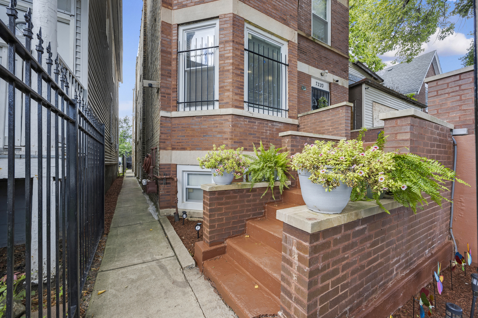 7220 South Carpenter Street Chicago, IL 60621 - Photo 3 of 17 a view of a house with sitting area