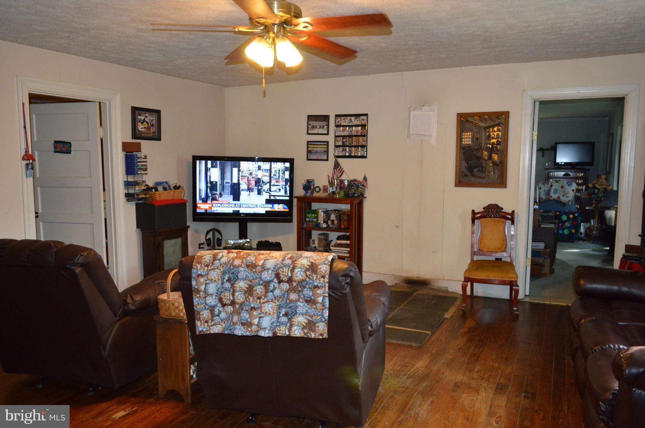 27300 Tatum Road Unionville, VA 22567 - Photo 3 of 21 Living Room