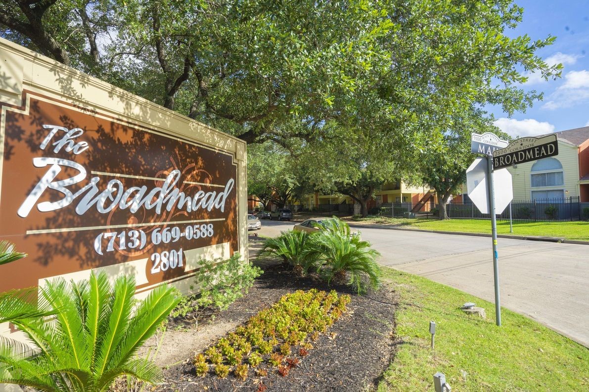 2801 North Broadmead, Unit 303 Houston, TX 77025 - Photo 4 of 15 a view of a street sign under a large tree