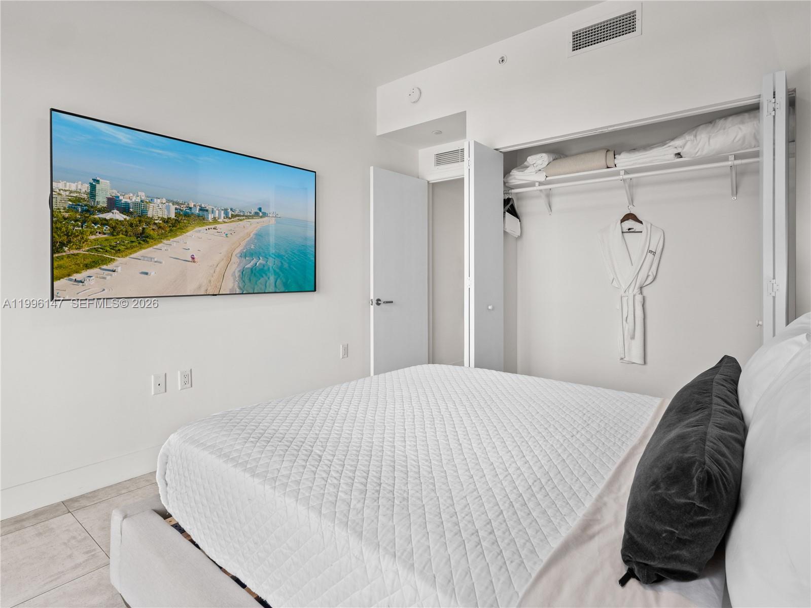 239 Southwest 9th Street, Unit 1403 Miami, FL 33130 - Photo 9 of 33 a bedroom with a bed and a painting on the wall