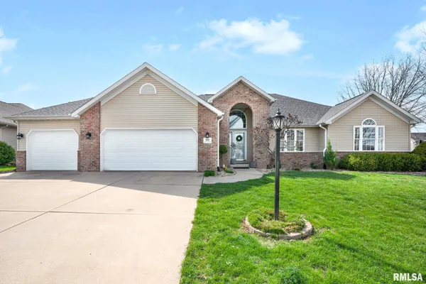 $394,900 | 905 Stonelake Drive, Metamora, IL 61548