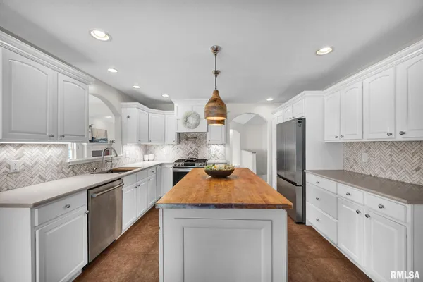 $394,900 | 905 Stonelake Drive, Metamora, IL 61548